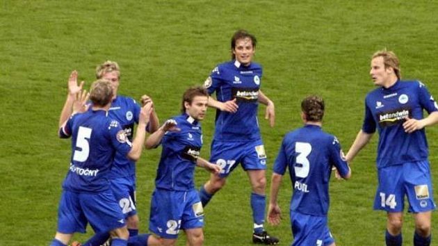 Fotbalisté Liberce se radují po gólu Tomáše Zápotočného pražské Slavii.