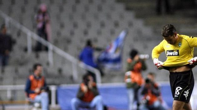 Brankář Werderu Brémy Tim Wiese opouští hřiště v Barceloně poté, co obdržel červenou kartu.