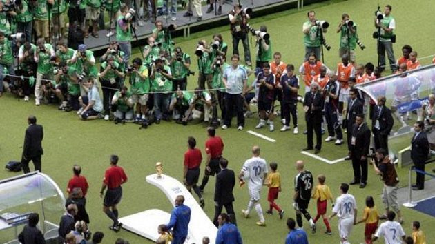 Fotbalisté Itálie a Francie nastupují k finálovému utkání MS.