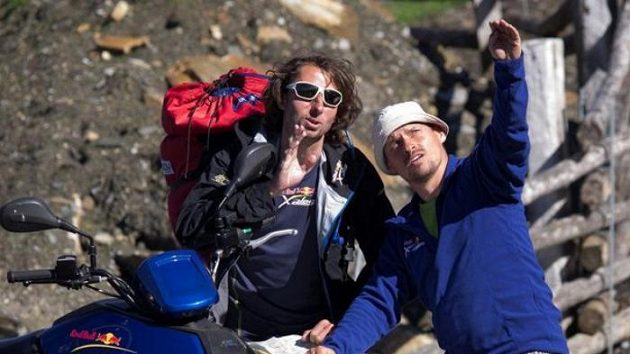 Musíš až tam nahoru! Jan Škrabálek (vlevo) při poradě o dalším postupu při závodu Red Bull X-Alps.