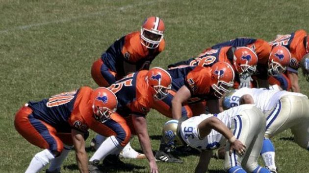 Quarterback Lions zahajuje útočnou akci.