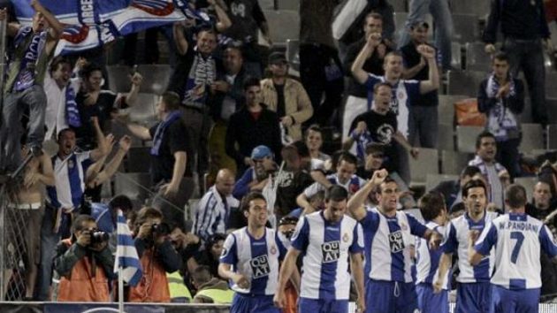 Hráči barcelonského Espaňolu oslavují branku Moisese Hurtada do sítě Werderu Brémy v semifinále Poháru UEFA.