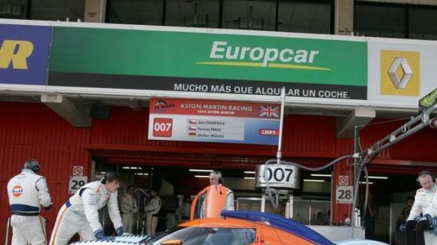 Česko-německá posádka ve složení Jan Charouz, Tomáš Enge a Stefan Mücke vyhrála s továrním vozem Aston Martin závod 1000 km Katalánska.