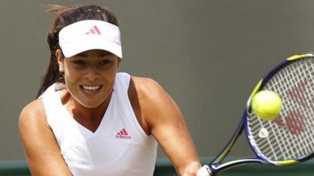 Srbská tenistka Ana Ivanovičová během utkání 3. kola Wimbledonu proti Australance Stosurové