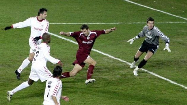 Sparťan Libor Došek v obklopení hráčů Thunu