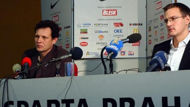 Viceprezident Sparty Daniel Křetínský (vpravo) a kouč Stnislav Griga na tiskové konferenci