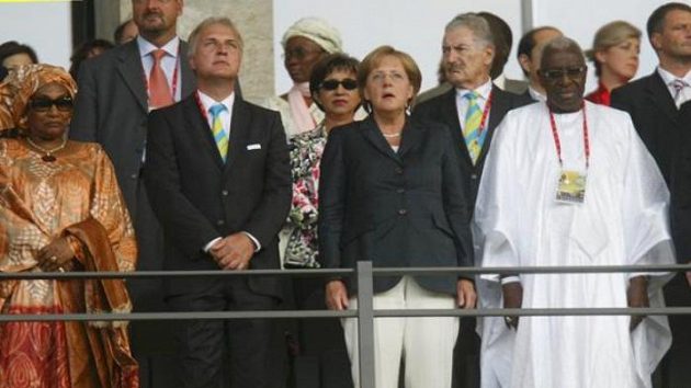 Německý prezident Horst Koehler (vpravo) s prezidentem IAAF Lamine Diackem (druhý zprava) při zahájení mistrovství světa v atletice.