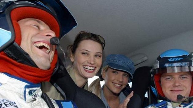 Jezdci rallye Štěpán Vojtěch (vpravo) a Michal Ernst si během natáčení reklamy pro ÖMV užili spoustu legrace.