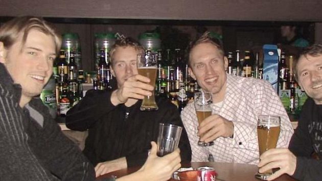 Silvestrovské pivo se zámořskými spoluhráči. S Martincem jsou u stolu Kanaďané Brock Radunske a Brad Fast a Američan Jon Awe (zleva).