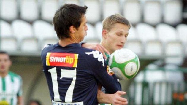 Milan Škoda (vpravo) z Bohemians 1905 se snaží vybojovat míč před Peterem Struhárem ze Slovácka.