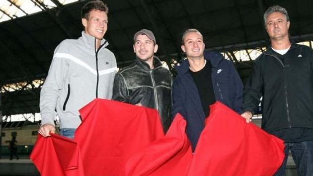 Tomáš Berdych, Jan Hájek, Dušan Lojda a nehrající kapitán Jaroslav Navrátil před odletem do Španělska na finále Davisova poháru.
