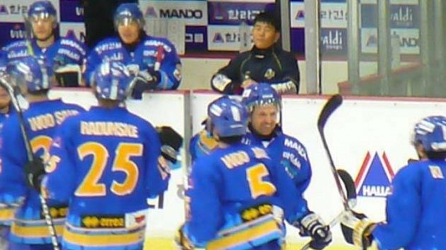 Patrik Martinec oslavuje se spoluhráči gól svého týmu Anyang Halla.