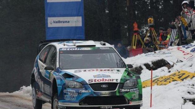 Ital Gigi Galli s vozem Ford Focus WRC na trati Švédské rallye.