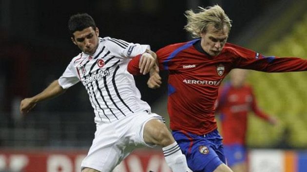 Fotbalista Besiktase Istanbul Ismail Koybas (vlevo) napadá Miloše Krasiče z CSKA Moskva.