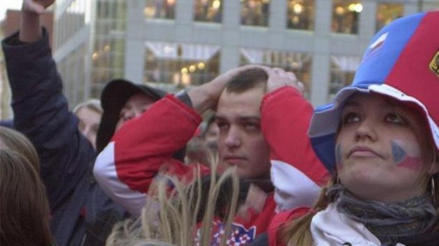 Fanoušci na Václavském náměstí v Praze po úvodní brance v síti Česka.