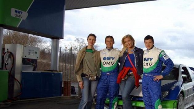 Jezdci rallye Štěpán Vojtěch (vpravo) a Michal Ernst během natáčení reklamy pro ÖMV