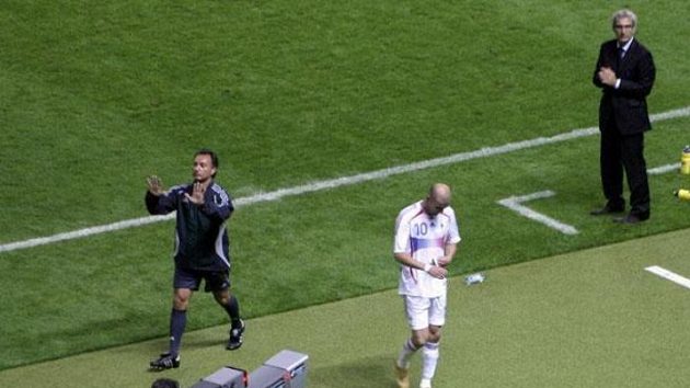 Francouz Zinédine Zidane opouští po vyloučení finále MS. Vpravo přihlíží kouč Raymond Domenech.
