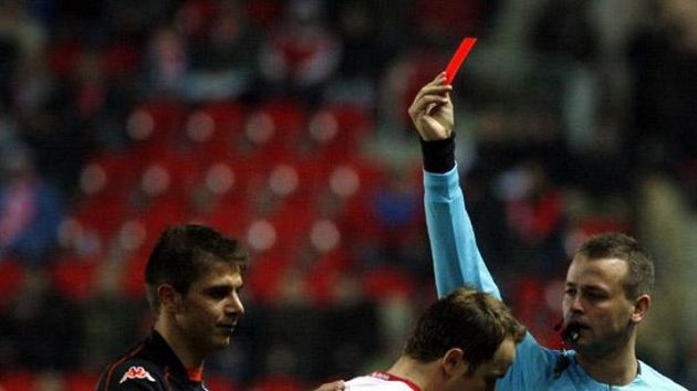 Fotbalista Slavie Zdeněk Šenkeřík dostává červenou kartu v utkání proti Valencii.