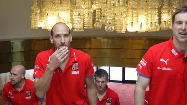 Jan Koller (vlevo) a Petr Čech na srazu české fotbalové reprezentace před kvalifikačním utkáním se Slovenskem.