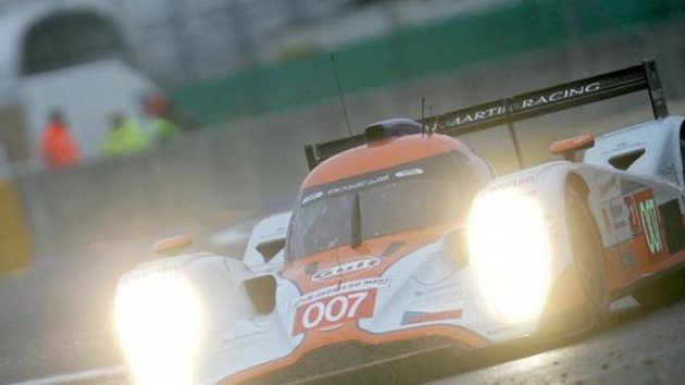Prototyp Aston Martin posádky Charouz, Enge, Mücke při tréninku na 24 hodin Le Mans.