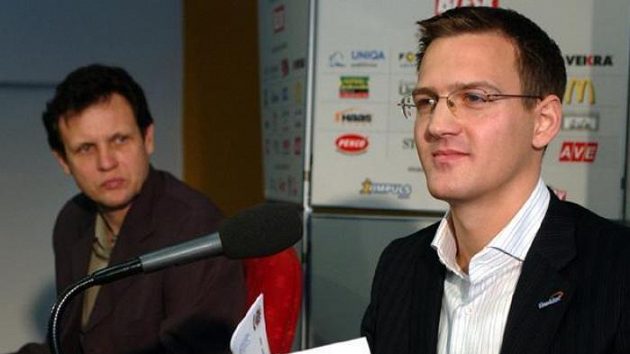 Viceprezident Sparty Daniel Křetínský a kouč Stnislav Griga (v pozadí) na tiskové konferenci v Praze