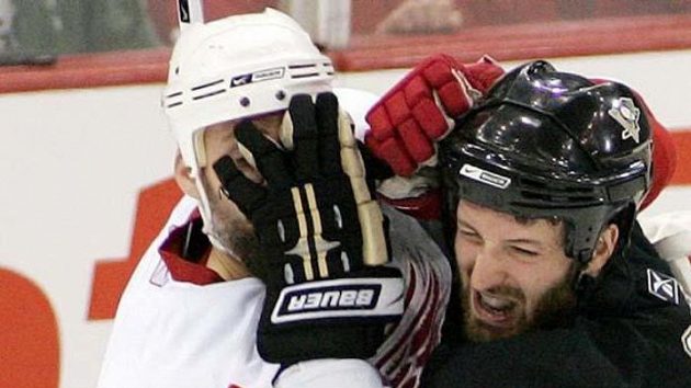 Souboj obránce Pittsburghu Brookse Orpika (vpravo) s útočníkem Detroitu Tomasem Holmströmem