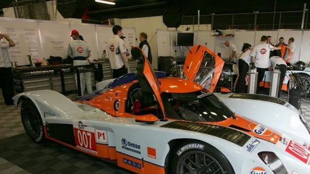 Česko-německá posádka ve složení Jan Charouz, Tomáš Enge a Stefan Mücke vyhrála s továrním vozem Aston Martin závod 1000 km Katalánska.