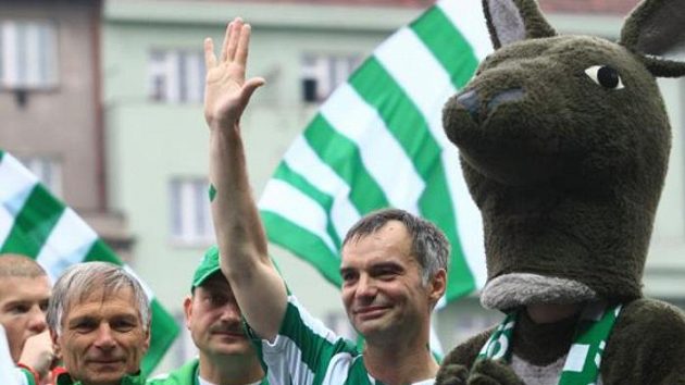 Herec Ivan Trojan v dresu Bohemians 1905 (vpravo) zdraví fanoušky po utkání s Ústí nad Labem.