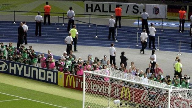 Italský obránce Fabio Grosso proměněnou penaltou rozhoduje finále MS.