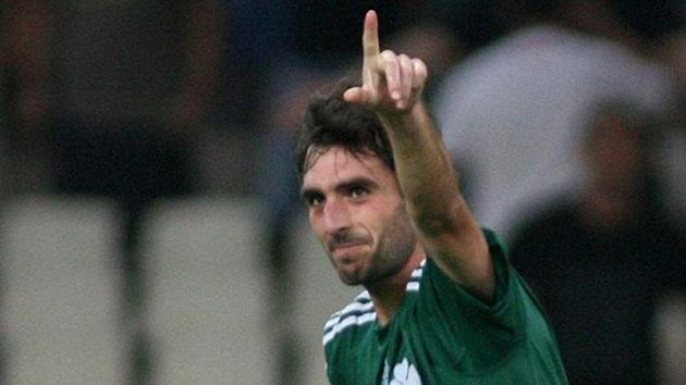 Fotbalista Panathinaikosu Josu Sarriegi oslavuje svou branku do sítě Sparty.