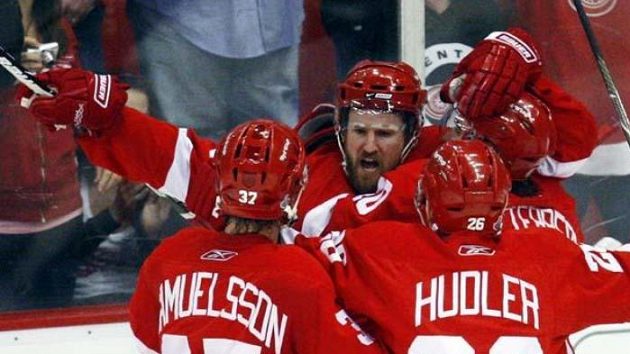 Jiří Hudler přijíždí gratulovat Niklasi Kronwallovi (uprostřed) ke gólu v pátém finále NHL proti Pittsburghu.