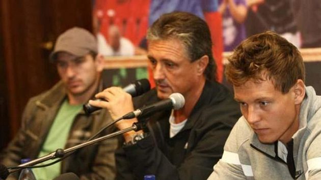 Jan Hájek, nehrající kapitán Jaroslav Navrátil a Tomáš Berdych na tiskové konferenci před odletem do Španělska na finále Davisova poháru.