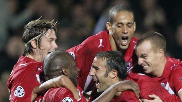 Fotbalisté Bordeaux (vlevo Jaroslav Plašil) oslavují gól v síti Juventusu Turín.