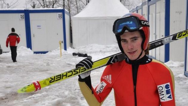 Skokan na lyžích Antonín Hájek s netradičním nádobíčkem - běžeckými lyžemi.