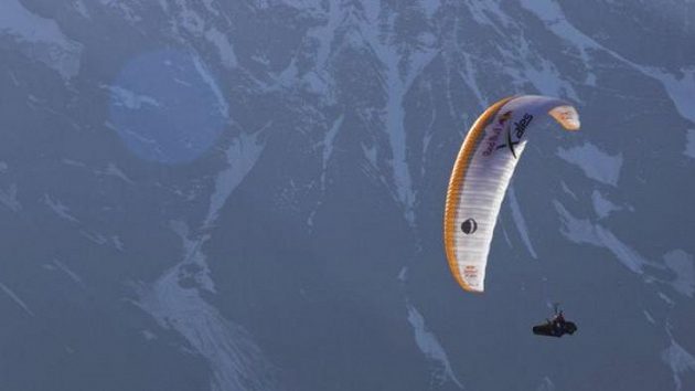 Jan Škrabálek ve vzduchu při závodu Red Bull X-Alps. Český dobrodruh nalétal celkem 181 km.