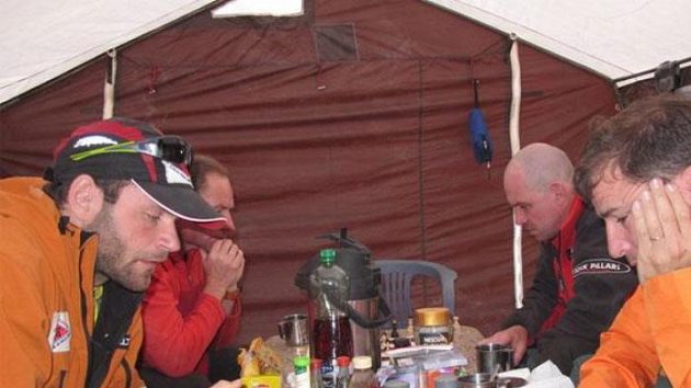 Libor Uher (vlevo) a Stanislav Bartůšek během pauzy na cestě do základního tábora pod Gasherburmy.