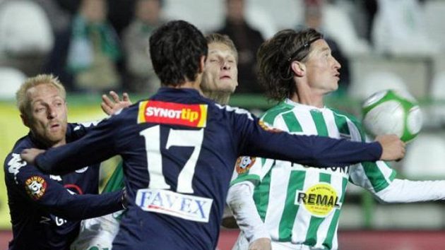 Jiří Kaufman (vpravo) z Bohemians 1905 se snaží zpracovat míč v utkání proti Slovácku.