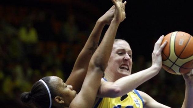 Cathrine Kraayeveldová z USK Praha (vpravo) v duelu Euroligy s maďarskou Šoproní.