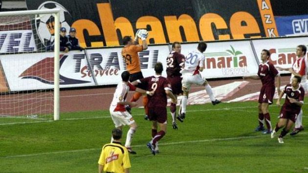 Brankář Sparty Blažek chytá míč po rohu Slavie.