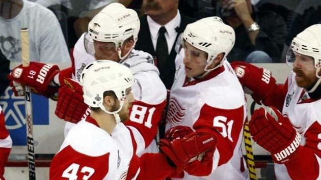 Hokejista Detroitu Darren Helm (č.43) oslavuje svůj gól ve čtvrtém finále NHL v Pittsburghu.