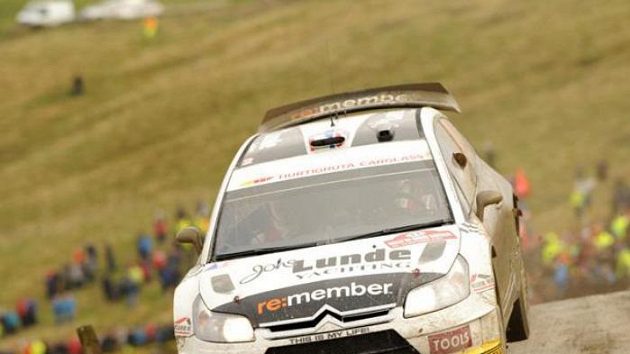 Petter Solberg s vozem Citroën C4 WRC na trati Britské rallye.