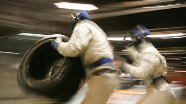 Prototyp Aston Martin posádky Charouz, Enge, Mücke v péči mechaniků při tréninku na 24 hodin Le Mans.