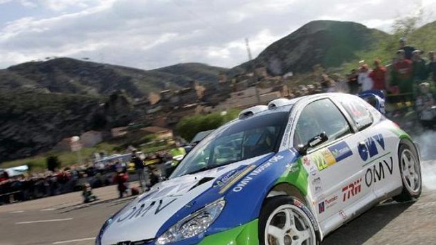 Český jezdec Štěpán Vojtěch s navigátorem Michalem Ernstem na Katalánské rallye