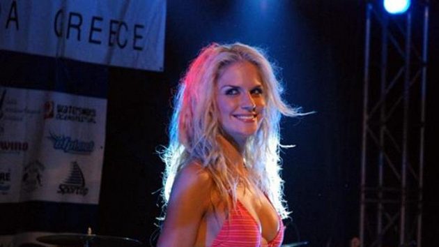 Dominika Hužvárová (uprostřed) na Miss Lefkada