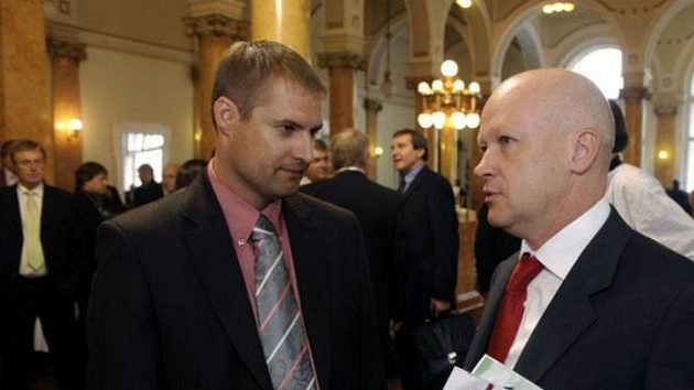 Kandidát na funkci předsedy Českomoravského fotbalového svazu (ČMFS) Ivan Hašek a předseda představenstva Baníku Ostrava Tomáš Trucha (vlevo) na volební valné hromadě ČMFS