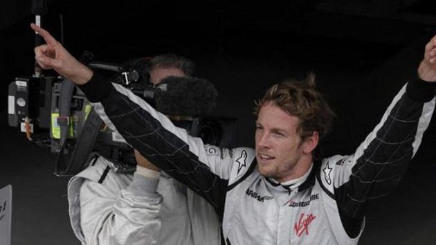 Vítězné gesto jezdce formule 1 Jensona Buttona ze stáje Brawn GP po Velké ceně Brazílie