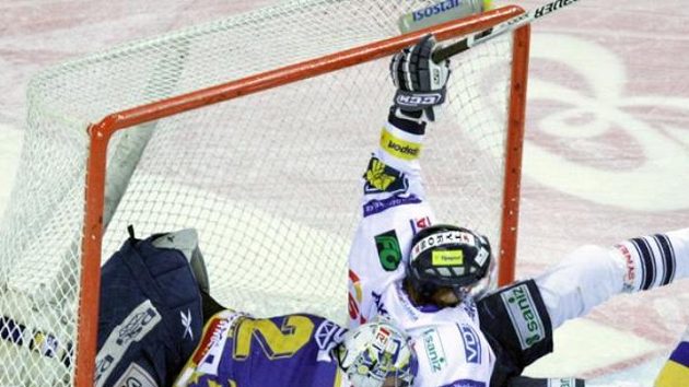 Liberecký Jan Víšek (v bílém) skončil ve zlínské svatyni i s gólmanem Tomášem Štůralou.