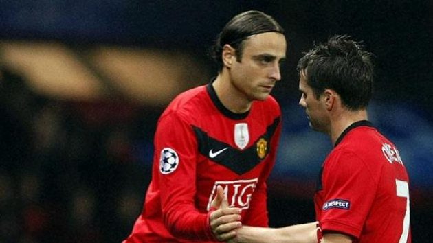 Dimitar Berbatov střídá zraněného spoluhráče z Manchesteru United Michaela Owena.