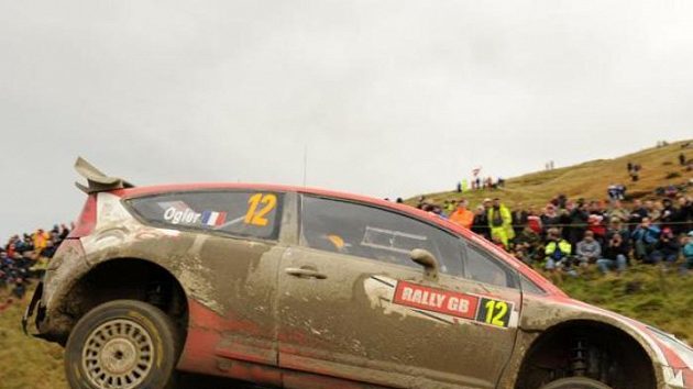 Sébastien Ogier s vozem Citroën C4 WRC na trati Britské rallye.