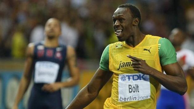 Jamajský sprinter Usain Bolt se raduje ze svého druhého světového rekordu (19,19), který v Berlíně zaběhl tentokrát na trati 200 metrů.